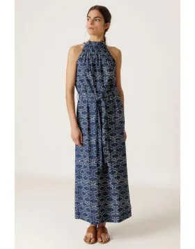 Cotton dobby dress with an ethnic print and halter neck. The adjustable, removable belt provides multiple silhouettes in one garment. It has side slits for maximum comfort. MC112.
