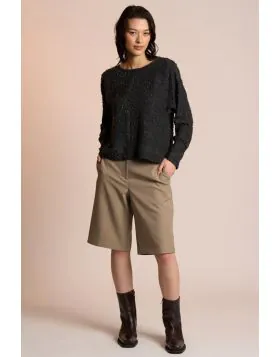 Our Neris Jetts Pant is an elegant, tailored straight leg trouser featuring both front and back pockets and a clean zip and hook and eye closure. Thoughtful details such as the refined false coin pocket elevate this minimalist design. Pair with the easy t