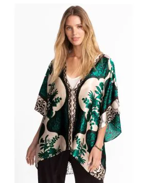 Ornately embellished in hues of cream and green, the Ronan Kimono is crafted from a unique silk blend with a hint of stretch. Designed with draped kimono sleeves and a simple loop closure, this kimono is finished with a contrasting trim at the opening. La
