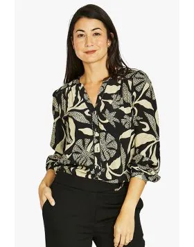 Introducing the Scandi Mono Top, a classic style updated with an expressive modern print.This style features a paired back collarless, v neck design that is elevated with the use of insert trim finishes. 6061J3036.
