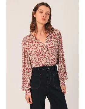 This shirt with fitted shoulders and smock details features a relaxed fit and lightweight, sustainable viscose georgette fabric. The statement making print, long sleeves and easy fit, go for a stylish look that keeps you looking fresh all day long. KI197.
