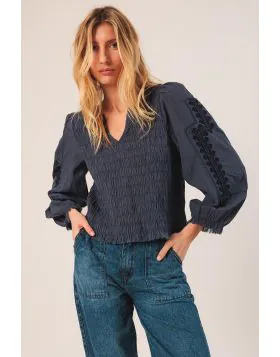 If you are looking for a romantic shirt, this is your ally for the season. Slightly dropped shoulders and balloon sleeves, plus a regular fit. Full of details like ethnic embroidery, lace inserts and pleats. Style it with easy jeans. Style KI220.
