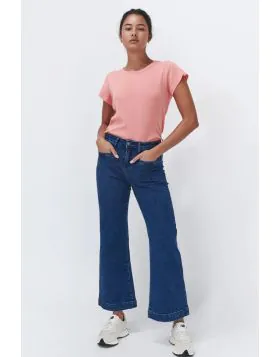 Channel chic 70s style. A modern twist on the classic wide legged jean, the Freya features a mid high rise thats fitted at the hips with a relaxed, wide leg that flares at the knee. Works so well with one of our breezy cotton shirts and a pair of boots or