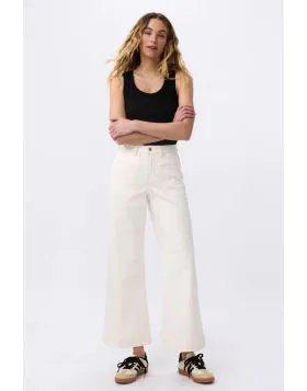 Channel chic 70s style. A modern twist on the classic wide legged jean, the Freya features a mid/high rise thats fitted at the hips with a relaxed, wide leg that flares at the knee. Works so well with one of our classic cotton tees and a pair of boots or 