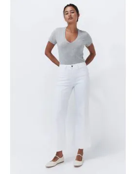 Channel chic 70s style. A modern twist on the classic wide legged jean, the Freya features a mid/high rise thats fitted at the hips with a relaxed, wide leg that flares at the knee. Works so well with one of our classic cotton tees and a pair of boots or 