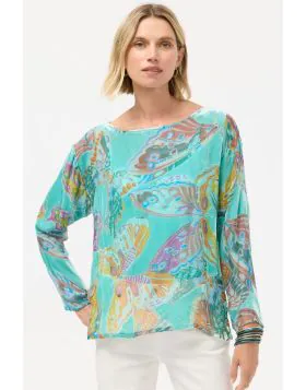 Beautifully embellished with vibrant butterflies in flight, the Leo Blouse is crafted from a rich silk blend. Designed with a boat neckline and long sleeves, this slip lined blouse is finished with side slits for a relaxed fit. Pair with wide leg linen pa