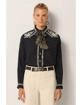 A bit of wild west vibe never hurt anyone and this Tobasco Cahrro Blouse is one for the keeps. With embroidered details, the shirt exudes a western charm with long sleeves and in an easy cotton is a perfect go to for the season.