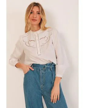 This poplin shirt will be the most special shirt in your wardrobe. It has a square collar and half placket buttoned closure, plus hand cut floral motifs. The striped poplin fabric with a romantic touch makes it a unique garment. MC230.
