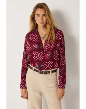 Relaxed tailoring is the order of the season and this Ana Shirt is a perfect go to for the season. In a tie and dye fabric, the relaxed tailored classic button down shirt with long sleeves takes you from day to night. Style it with high waisted pants or e