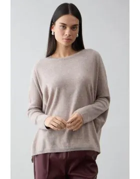 Our super soft crew neck boyfriend sweater is designed with maximum comfort in mind. Made from 100% Mongolian cashmere, our Boyfriend crew is ideal for everyday wear. Pair with leggings for a lounge ready look or a pair of crisp white jeans. style 25001.