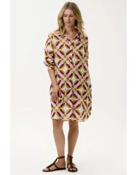The Middy Gilli is a staple for effortless summer days. Crafted from 100% washed cotton, the classic shirt dress style features a slightly rounded hem with flattering side splits. Style 7680 697. One Season Tropez Middy Gilli Dress In Emerald
