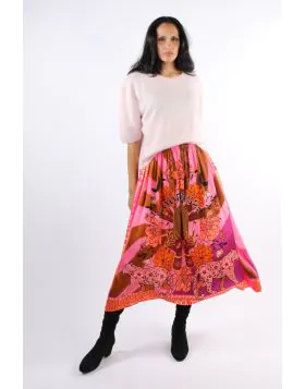 Patterned viscose skirt in shades of red and pink. Flowing viscose skirt with a striking pattern. The relaxed fit ensures maximum comfort. style MG12810.
