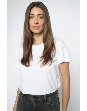 This regular fitted tee is your new wardrobe basic. Crafted from a smooth modal blend. Designed with round neck, signature coin button on the hem and brand lettering at back. This goes with anything. 168520.
