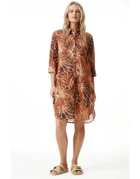 The Middy Daisy is a relaxed shirt dress with a classic collar and full button-through front. Three-quarter sleeves finish in a turned back cuff, with a straight, easy fit and a curved hem with side splits. A shorter take on the Long Daisy. Wear it button