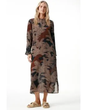 The Long Genie will be a sophisticated addition to your wardrobe. The style embraces a straight silhouette for timeless elegance. Crafted from breathable viscose, this maxi features a soft round neckline and fluted cuffs. 09 734.
