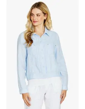 The Eliza Jacket brings effortless style to your everyday wardrobe. Made from lightweight linen, it features a relaxed fit, long sleeves and easy vibes for a fresh, modern look. Easy to wear from day to night. Collared neckline, Expose button front, Front