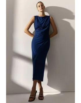 Midi dress in stretch knit with a boat neckline that accentuates the shoulders and adds a sophisticated touch. Its sleeveless design and side draping flatter your figure. A very versatile garment, ideal for special occasions as well as everyday wear. Regu