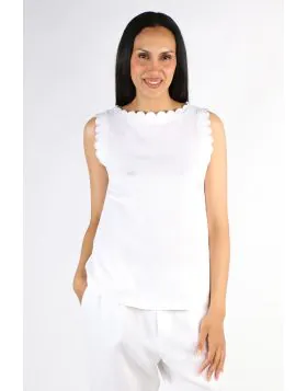 Adding a touch of feminine charm, our Lucy Linen Scallop Top is a summer must have! The delicate scallop edge trim makes it a standout piece in your wardrobe. Featuring side splits for extra ease of movement.P615354.
