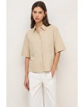 Easy everyday shirt that is an everyday staple. Features an Straight oversize cut, Cotton poplin, Collar, Short sleeves, Front fastening with hidden buttons. Two front patch pockets. Embroidered logo. Side slits. S. 44835.
