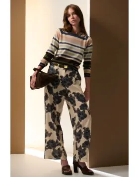 Made from a lightweight printed ramie, the Amara Pants are a modern take on suiting in our exclusive print for Prefall. Style up with a matching set or work back with our knits for a more relaxed feel. STYLE PP5718B.