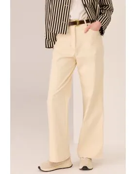 Made from cotton denim with a touch of spandex, the Lana Wide Leg Jeans offer a new full length silhouette with just enough stretch for all day comfort. Mid rise waist for a flattering fit. style PP5780.