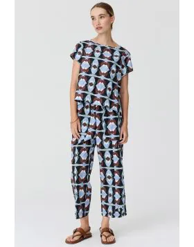 Made from pure cotton featuring our exclusive print, the Thyra Convertible Pant can be styled two ways worn as a straight leg buttoned at the ankle for a tapered fit. Pull-on style. Elasticised waist.Hip pockets.Cropped, straight leg fit. Button and tab d