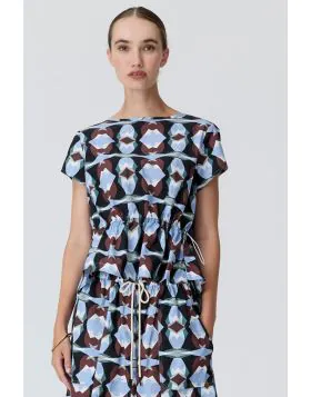 The Thyra Reversible Tee brings back a bestselling silhouette in a new exclusive print just turn the front to back to get an entirely different look.Round neckline.Relaxed fit.Short sleeves.First side has centre front panel detailing, an asymmetric tuck a