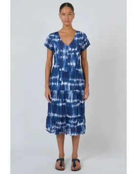 Easy to wear, ready for anything. The Shadow Typhoon tiered midi dress is cut from breathable 100% cotton with a flattering V neckline, short sleeves, and handy side pockets. Its relaxed fit and softly layered skirt offer light structure and ease perfect 