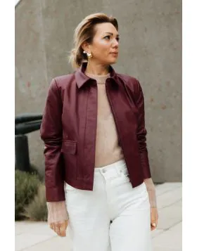 A clean cut leather jacket with a softly structured shape that feels polished without being overdone. The rich hazelnut tone adds warmth, while the minimal design keeps it timeless and easy to wear. Fitted through the shoulders with a relaxed finish throu