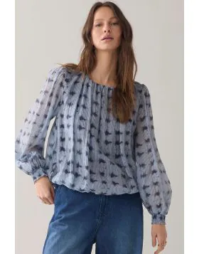 Top with lined body and striped print with tie dye effect. The top has an elasticated neckline, puff sleeves with gathering at the shoulder and smocked cuffs. The viscose lining provides extra comfort and a natural, soft feel. Stripe print with tie dye, L