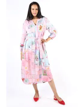 The Capri Print Dress captures the spirit of travel with its colourful stamp inspired pattern. Crafted from lightweight fabric, it features a classic collar, 3/4 sleeves with elastic cuffs, and handy side pockets. The pink and white chevron belt adds shap