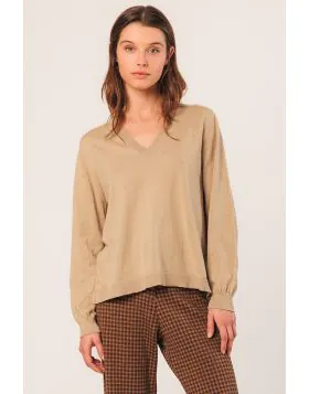 A basic sweater in fine organic cotton, with a V neckline, Dip Hem and long sleeves. Embroidered logo details. You have a wide range of colors to choose from. Layer up or wear on its own, this is sure to keep your best style foot forward.TK495.
