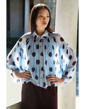 Draped in whimsical viscose yoryu, the Tweedle Dee blouse floats in the breezy Blue Them Away print, bringing lightness to every movement. Its swing silhouette pairs effortlessly with raglan inset sleeves and a gathered drop shoulder, creating that signat