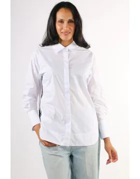 Relaxed, modern, and effortlessly stylish, the Vassalli Oversize Shirt with Side Stripe Detail brings a fresh update to the classic shirt. Designed with a relaxed oversized fit, this shirt offers both comfort and contemporary style. Featuring a crisp coll