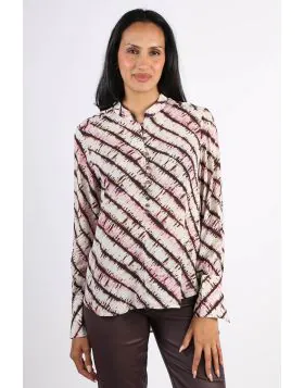 The Verge Seychelles Blouse blends effortless elegance with a modern silhouette, making it a versatile standout for any curated wardrobe. Crafted from premium, lightweight fabric, in a bias cut it features a refined drape and meticulous tailoring that ens