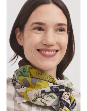 Nice Things women scarf features a vibrant multicolored floral pattern combining shades of brown, green, beige, and yellow, creating a refined and versatile mix. Made entirely of polyester, it is lightweight and pleasant to the touch, perfect for adding a