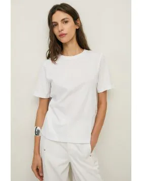 Clean, simple and beautifully made, the Organic Cotton T Shirt O LINE44 is the kind of everyday staple that instantly makes outfits feel more polished. In a classic crew neck and easy short sleeves, it is a timeless piece you will wear on repeat with ever