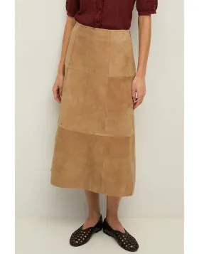 The Amore suede skirt is a midi skirt with a regular cut and a slightly flared silhouette. It is made of 100% goat suede leather, has a lining and is decorated with decorative seams. The fastening is solved with a side zipper. It will suit you with a basi