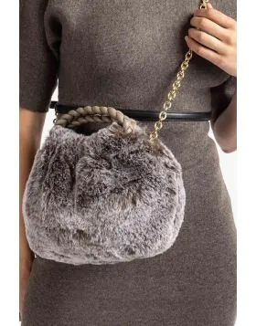 The UNISA ZBEN is a stylish faux fur clutch bag featuring a taupe colour blend. It offers versatility with a hand strap and a detachable chain, allowing it to be carried by hand or worn over the shoulder. Secured with a magnetic snap closure, this bag is 