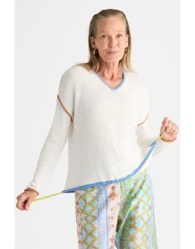 Zaket and Plover has got you covered this season with this lightweight Jumper. Featuring a V neck and drop sleeve with an adjustable drawstring, giving you multiple styling options. With contrasting trims adding in the perfect amount of interest, style th
