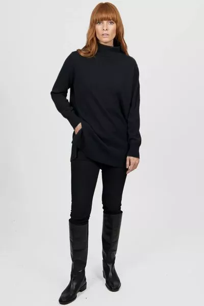 This season, the BL6623 Funnel Neck Tunic is redefining modern knitwear with its bold, fashion forward design. A favourite among HQ and retail partners alike, its relaxed silhouette and striking funnel neckline deliver contemporary style and versatility. 