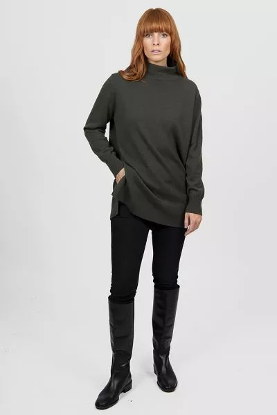 This season, the BL6623 Funnel Neck Tunic is redefining modern knitwear with its bold, fashion forward design. A favourite among HQ and retail partners alike, its relaxed silhouette and striking funnel neckline deliver contemporary style and versatility. 
