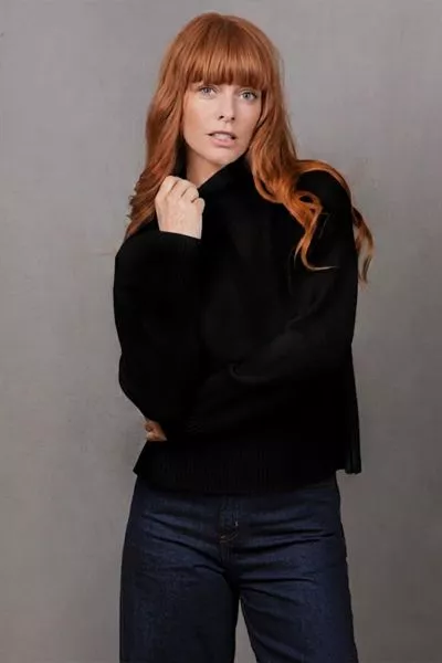 Stay effortlessly chic all season long with the Links Pullover an undeniable standout of the collection. Designed for the modern woman who values elegance and comfort, this pullover is crafted with a timeless links knit pattern that brings understated tex