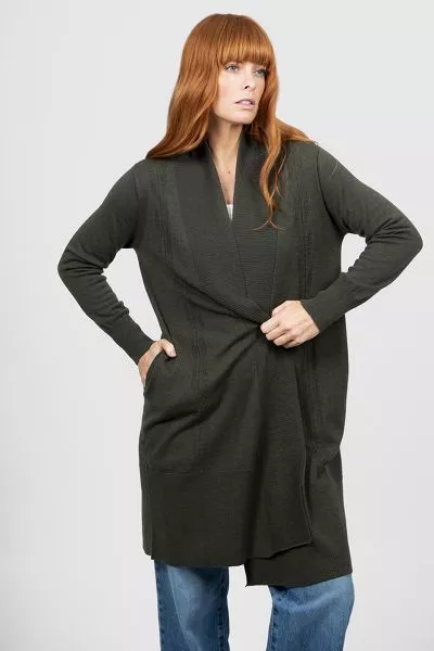 Longline elegant open front cardigan with a floaty silhouette that falls loosely on the body. Hidden side seam pockets and set in long slim sleeves with rib cuffs give a sophisticated presentation. It is ideal for snuggling when it is cold, paired with a 