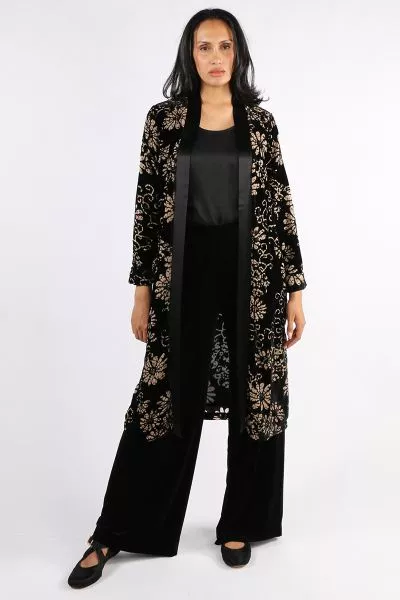 The Blackstone Carrie Viscose Burnout Kimono is an effortlessly stylish, lightweight jacket that gives any outfit an instant lift. The soft burnout texture and breezy drape make it perfect for layering - wear over a simple tee or slip dress for an easy, e