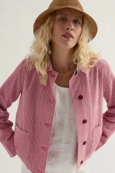 The Carnon Downs Jacket from Seasalt brings effortless style to your everyday wardrobe with its charming gingham scarlet pattern. Crafted from organic cotton, the Carnon Downs features a classic regular collar, tonal red mock horn buttons to the front and