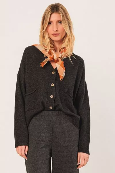 This knitted jacket in wool and cashmere can be combined with everything. With a V neckline and buttons in the middle, it has a relaxed, trendy fit. FG506.
