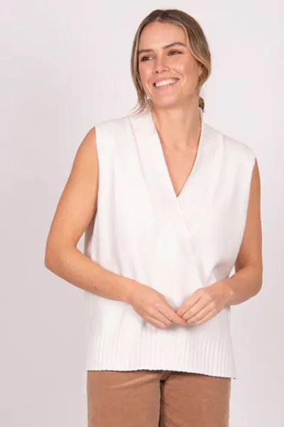 An easy vest by Fields gives you multiple styling options. In a Wool Cotton, the sleeveless vest has a V neck and dip hem and is finished with ribbed trims along the neckline and hem. Style it however you like. FK5003.
