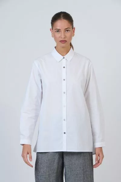 GA665 brings new dimension to the classic button down. Crafted from 100% poplin, it features a sharp pointed collar and full button placket that accentuates its modern form. The oversized, boxy silhouette drapes effortlessly with a slightly extended back 