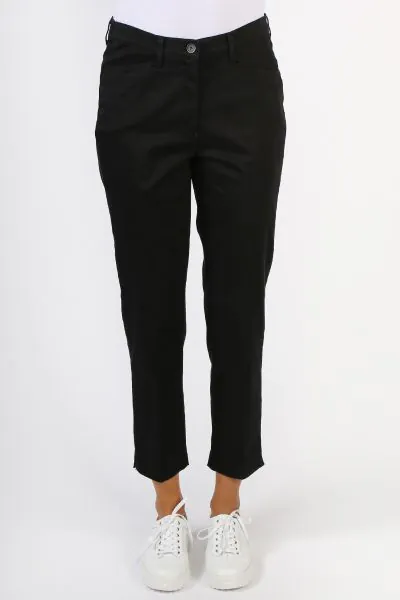 The style Lorella in high-quality super dynamic cotton quality is chino trousers for a well dressed appearance in any situation. Excellent stretch and rebound values guarantee the stable shape of the Super Dynamic Cotton quality. Whatever you intend, the 